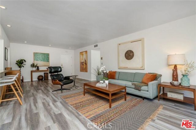 1015 N Kings Road 301, West Hollywood, CA 90069