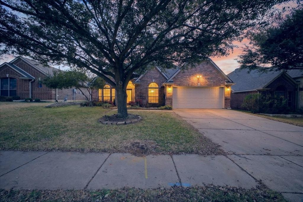 829 Greenwood Drive, Burleson, TX 76028