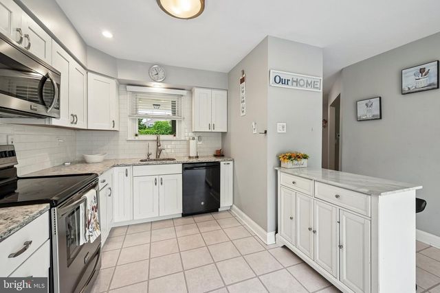 11 OLD MILL RD, Sewell, NJ 08080
