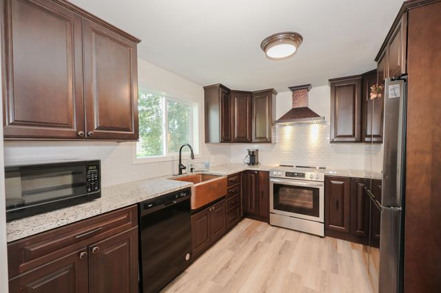 31 Grove Avenue, Salem, NH 03079