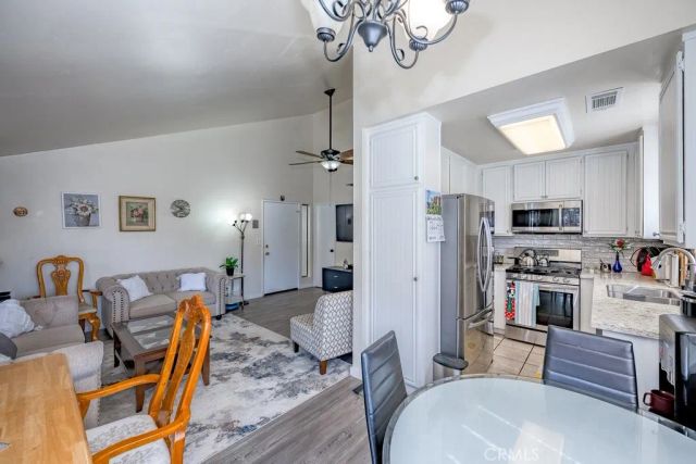 27919 Sarabande 422, Canyon Country, CA 91387