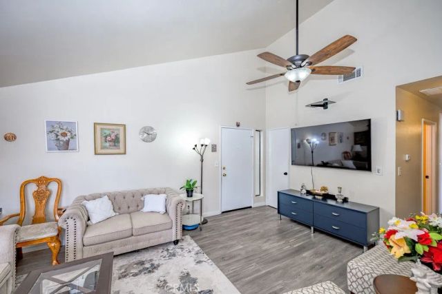 27919 Sarabande 422, Canyon Country, CA 91387