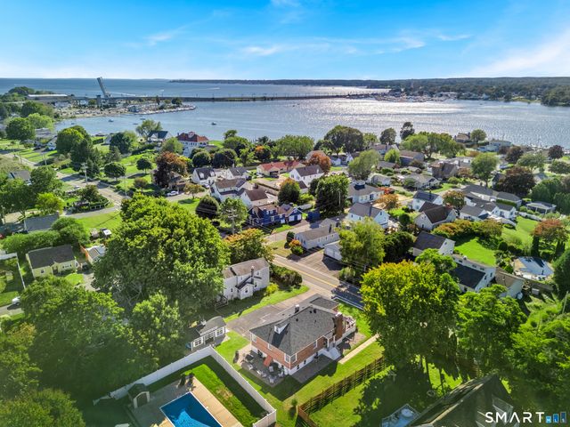 69 Niantic River Road, Waterford, CT 06385