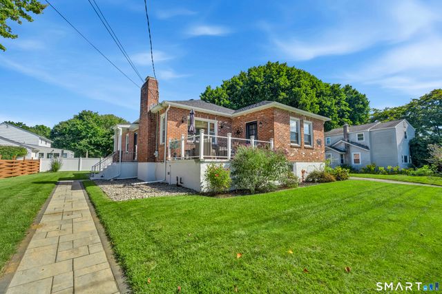 69 Niantic River Road, Waterford, CT 06385