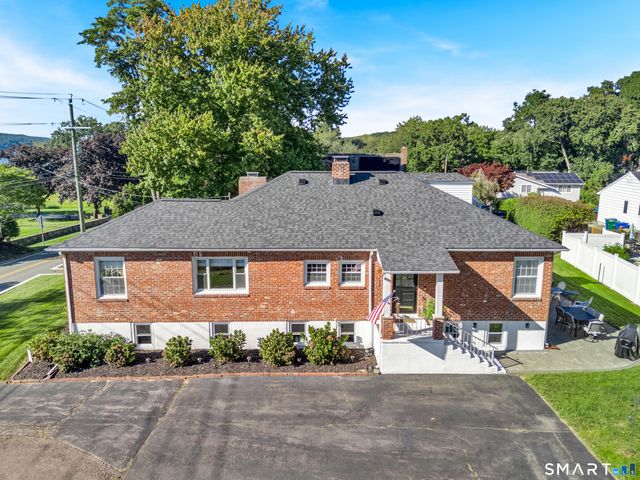 69 Niantic River Road, Waterford, CT 06385