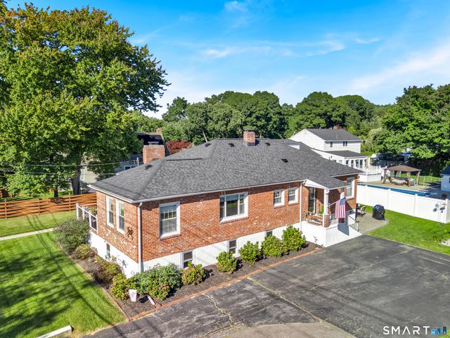 69 Niantic River Road, Waterford, CT 06385