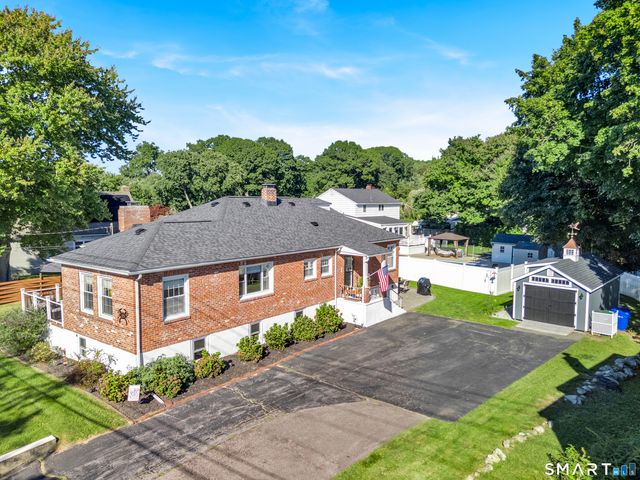 69 Niantic River Road, Waterford, CT 06385
