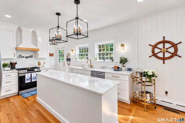 69 Niantic River Road, Waterford, CT 06385