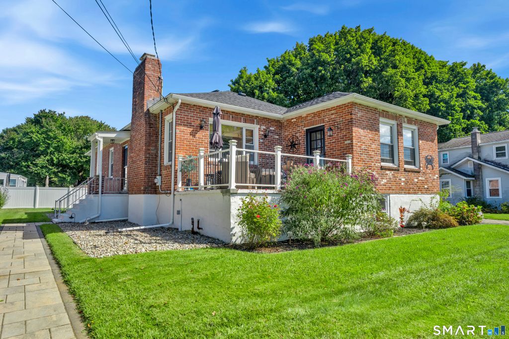 69 Niantic River Road, Waterford, CT 06385