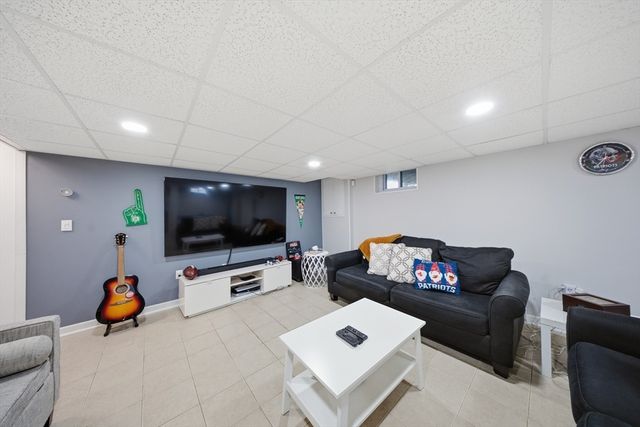 10 Gloucester St, Methuen, MA 01844