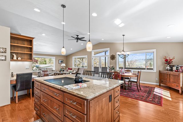 736 Frances Lane, Ashland, OR 97520