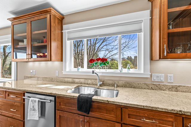 736 Frances Lane, Ashland, OR 97520