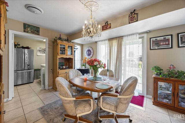 5812 Burke Way, Bakersfield, CA 93309