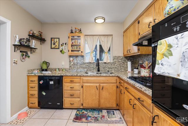 5812 Burke Way, Bakersfield, CA 93309