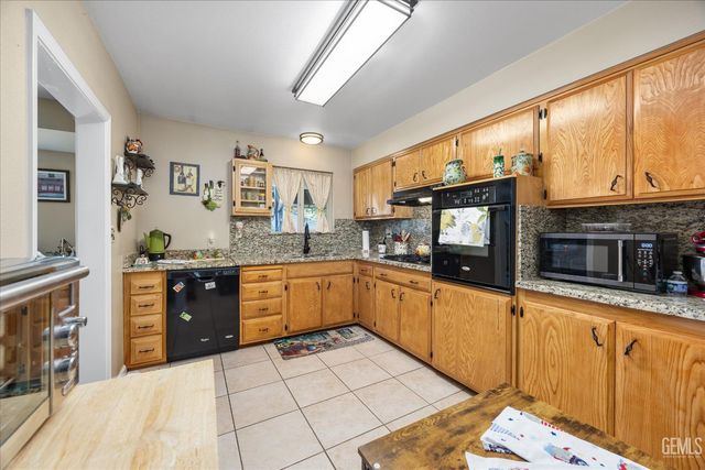 5812 Burke Way, Bakersfield, CA 93309