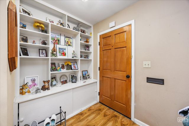 5812 Burke Way, Bakersfield, CA 93309