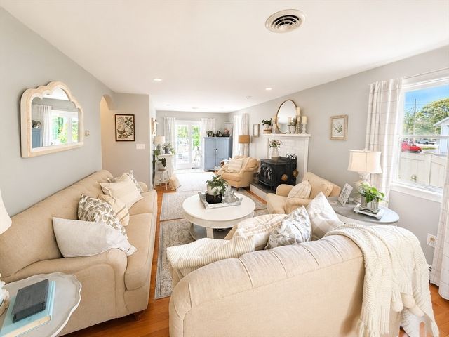 9 Pondview Ave, Pembroke, MA 02359