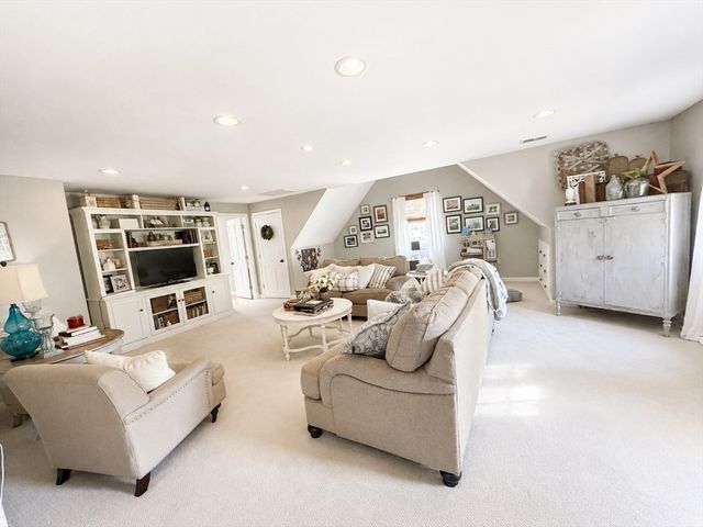 9 Pondview Ave, Pembroke, MA 02359