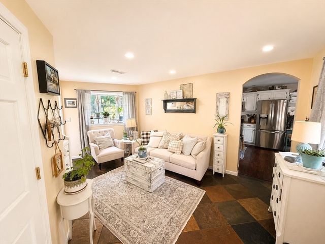 9 Pondview Ave, Pembroke, MA 02359