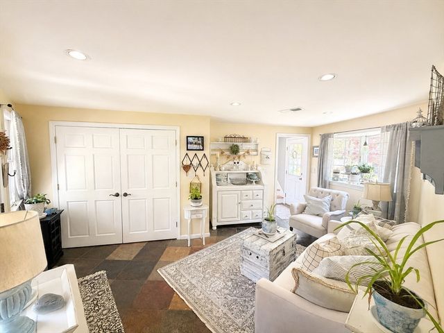 9 Pondview Ave, Pembroke, MA 02359