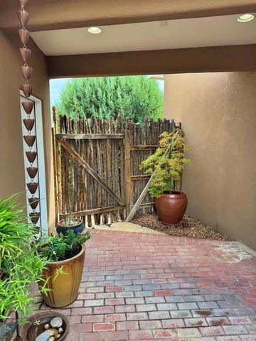 1813 Calle Barbarita NW, Albuquerque, NM 87107