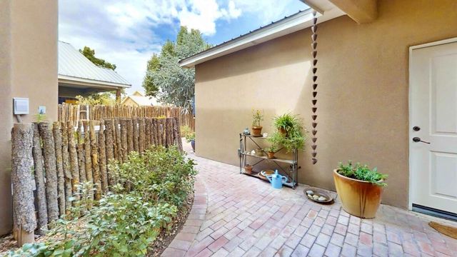 1813 Calle Barbarita NW, Albuquerque, NM 87107