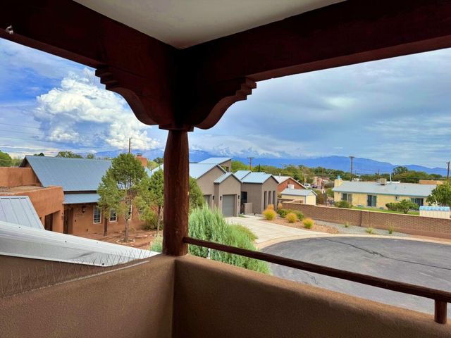 1813 Calle Barbarita NW, Albuquerque, NM 87107