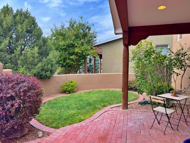 1813 Calle Barbarita NW, Albuquerque, NM 87107