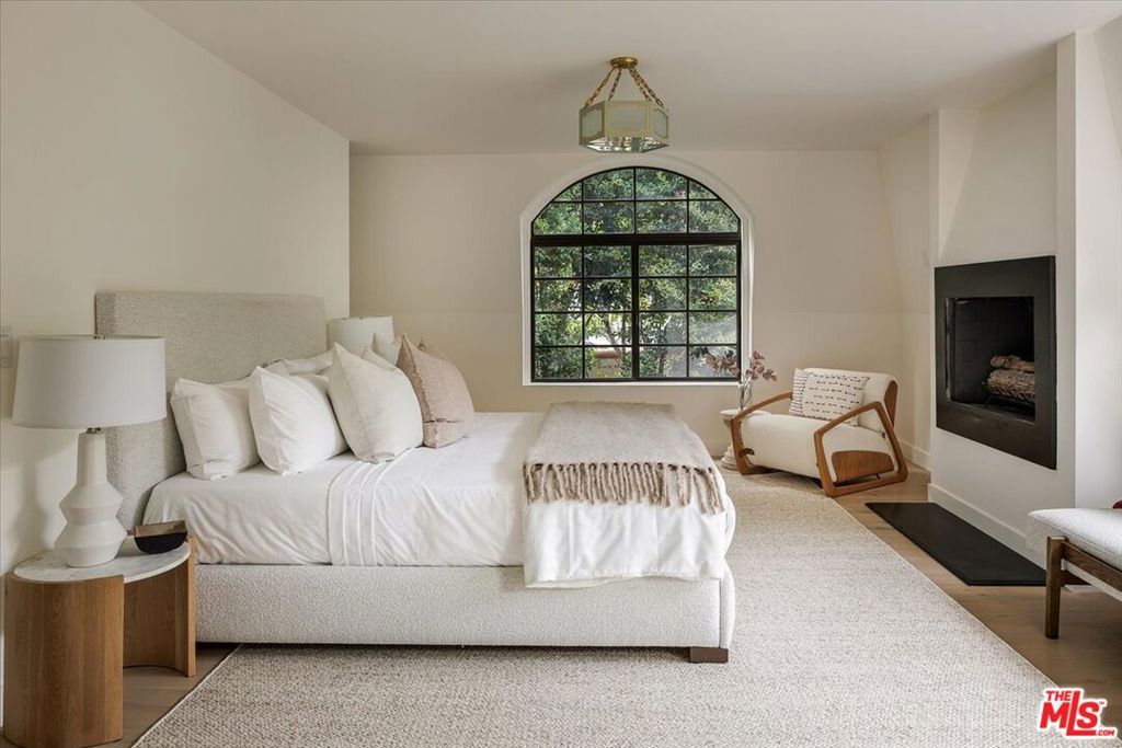 Image 21 of property listing at 1140 Chelsea Avenue A, Santa Monica, CA 90403