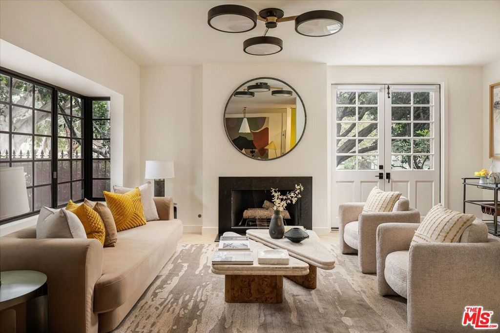 Image 3 of property listing at 1140 Chelsea Avenue A, Santa Monica, CA 90403