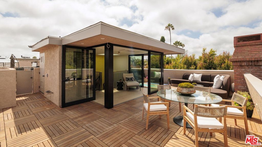 Image 32 of property listing at 1140 Chelsea Avenue A, Santa Monica, CA 90403