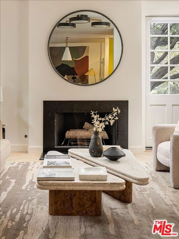 Image 4 of property listing at 1140 Chelsea Avenue A, Santa Monica, CA 90403