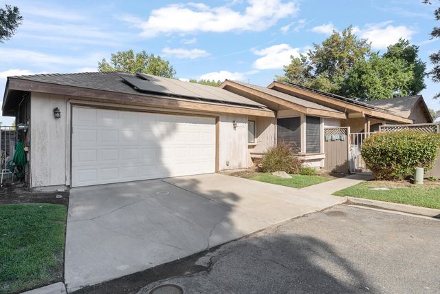 1704 E Babcock Drive E, Visalia, CA 93292