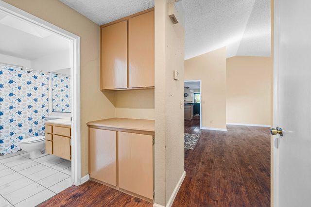 1704 E Babcock Drive E, Visalia, CA 93292