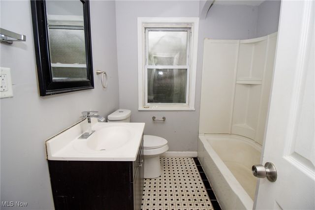 915 Clarence Road, Cleveland Heights, OH 44121