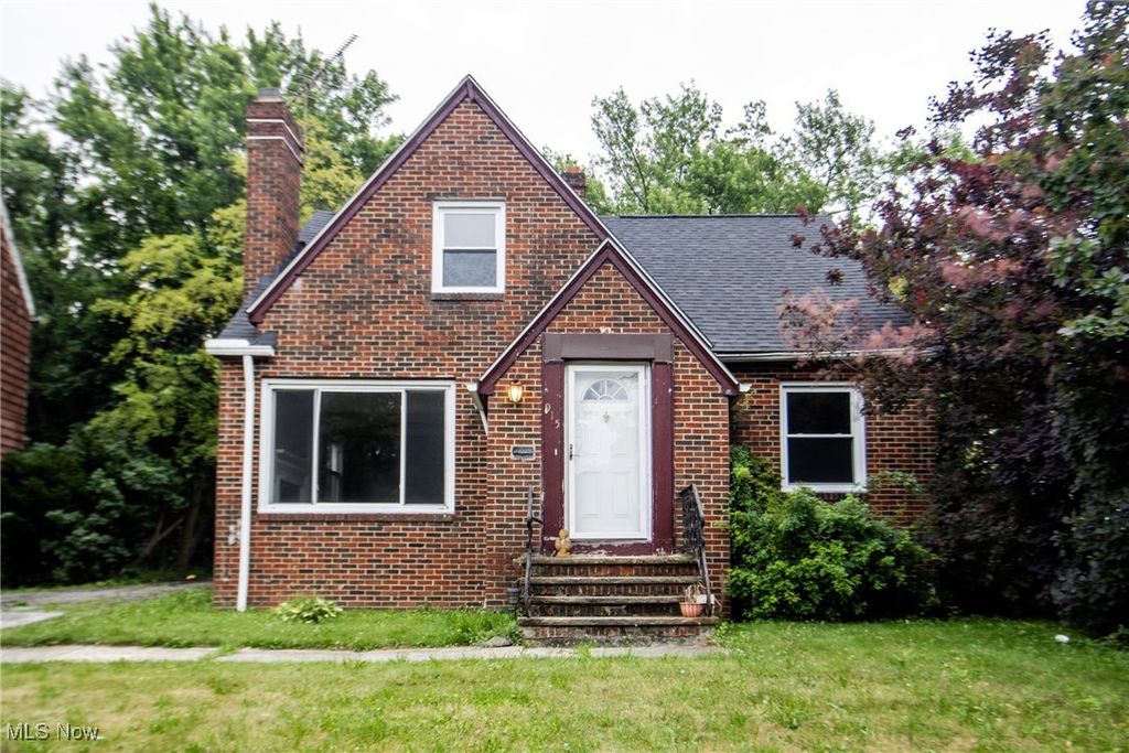 915 Clarence Road, Cleveland Heights, OH 44121