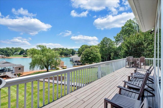 2810 Waters Edge DR, Penhook, VA 24137