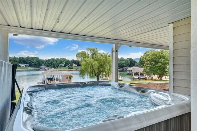 2810 Waters Edge DR, Penhook, VA 24137