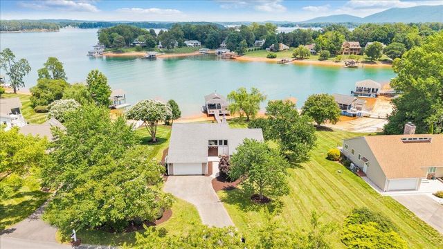 2810 Waters Edge DR, Penhook, VA 24137