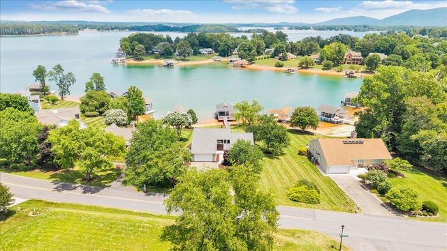 2810 Waters Edge DR, Penhook, VA 24137