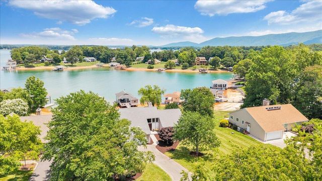 2810 Waters Edge DR, Penhook, VA 24137