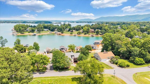 2810 Waters Edge DR, Penhook, VA 24137