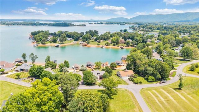 2810 Waters Edge DR, Penhook, VA 24137