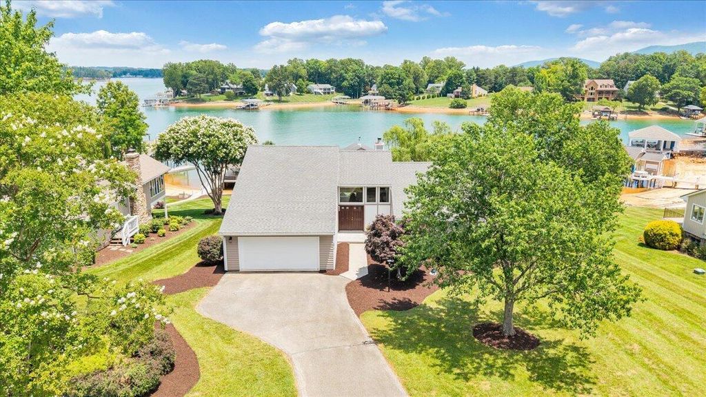 2810 Waters Edge DR, Penhook, VA 24137
