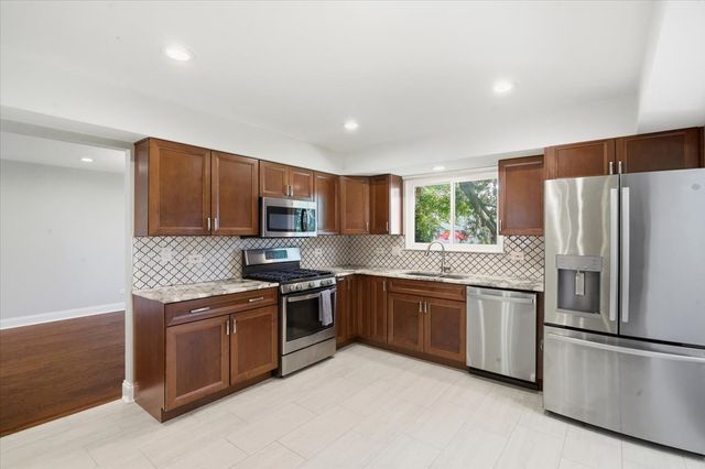 1284 Regent Drive, Mundelein, IL 60060