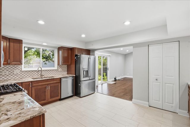 1284 Regent Drive, Mundelein, IL 60060
