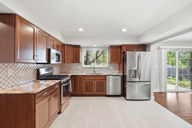 1284 Regent Drive, Mundelein, IL 60060