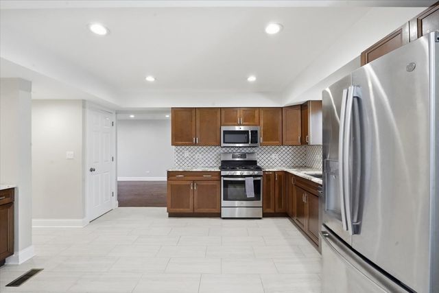 1284 Regent Drive, Mundelein, IL 60060