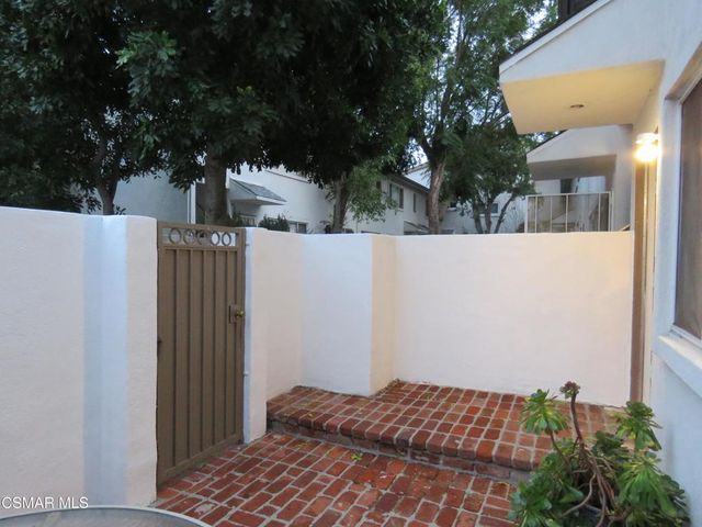 18547 Collins Street B14, Tarzana, CA 91356