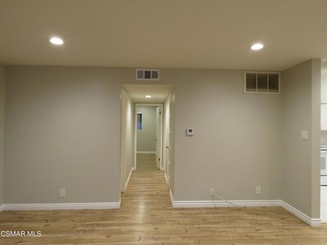 18547 Collins Street B14, Tarzana, CA 91356